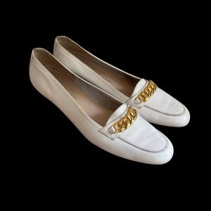 🌹 FERRAGAMO White Leather Loafers with Gold Chain Accent 🌹